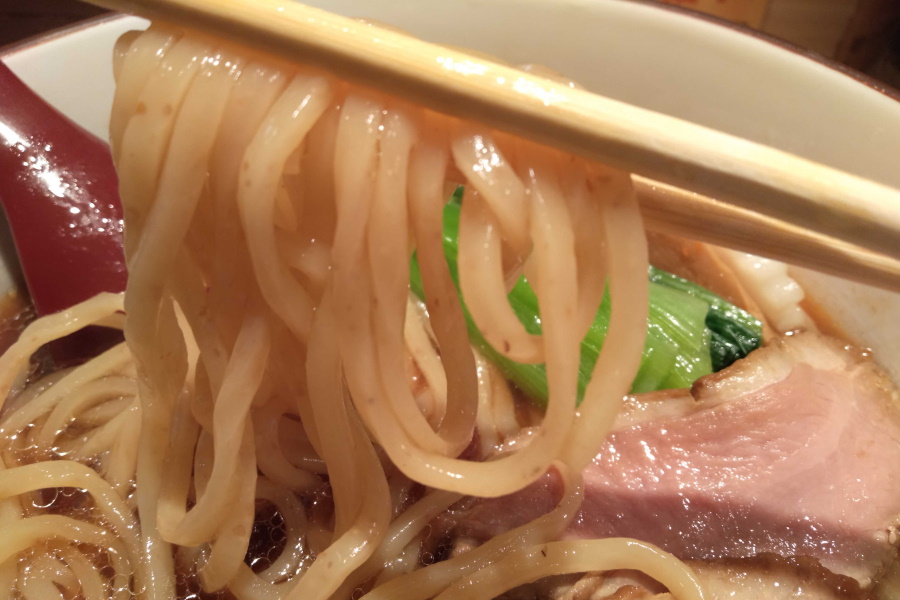 芳醇鴨そばの麺